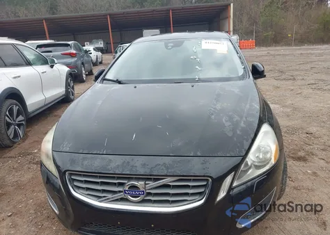 2013 Volvo S60 T5/T5 Platinum/T5 Premier/T5 Premier Plus z USA, uszkodzony, nr VIN YV1612FS7D1228728